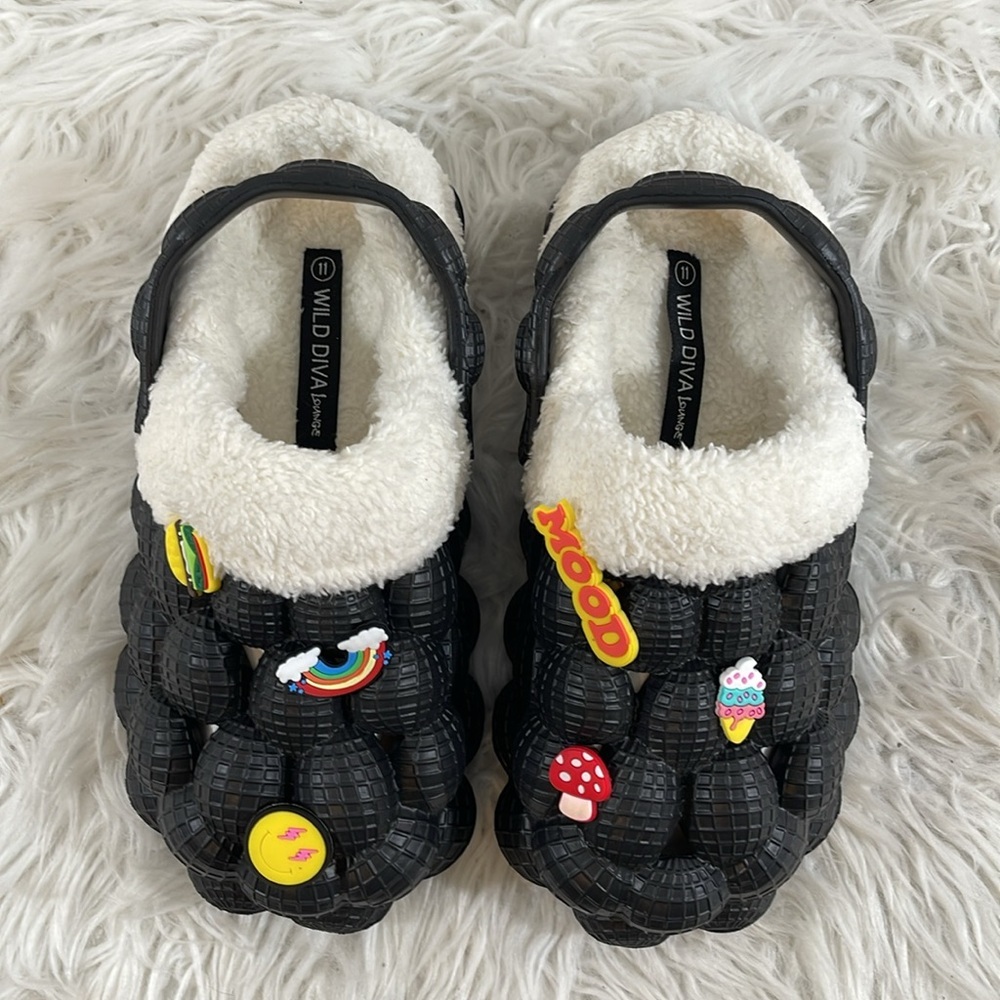 WILD DIVA Lounge Unique Fleece Lined Black Bubble Clogs with Fun Charms Size 11 - Picture 2 of 11